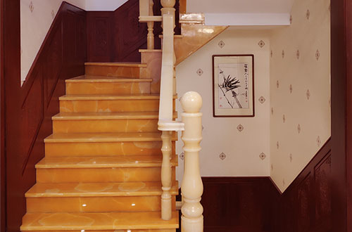 荣县中式别墅室内汉白玉石楼梯的定制安装装饰效果